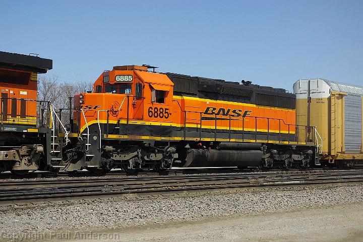 BNSF 6885 - SD40-2.jpg